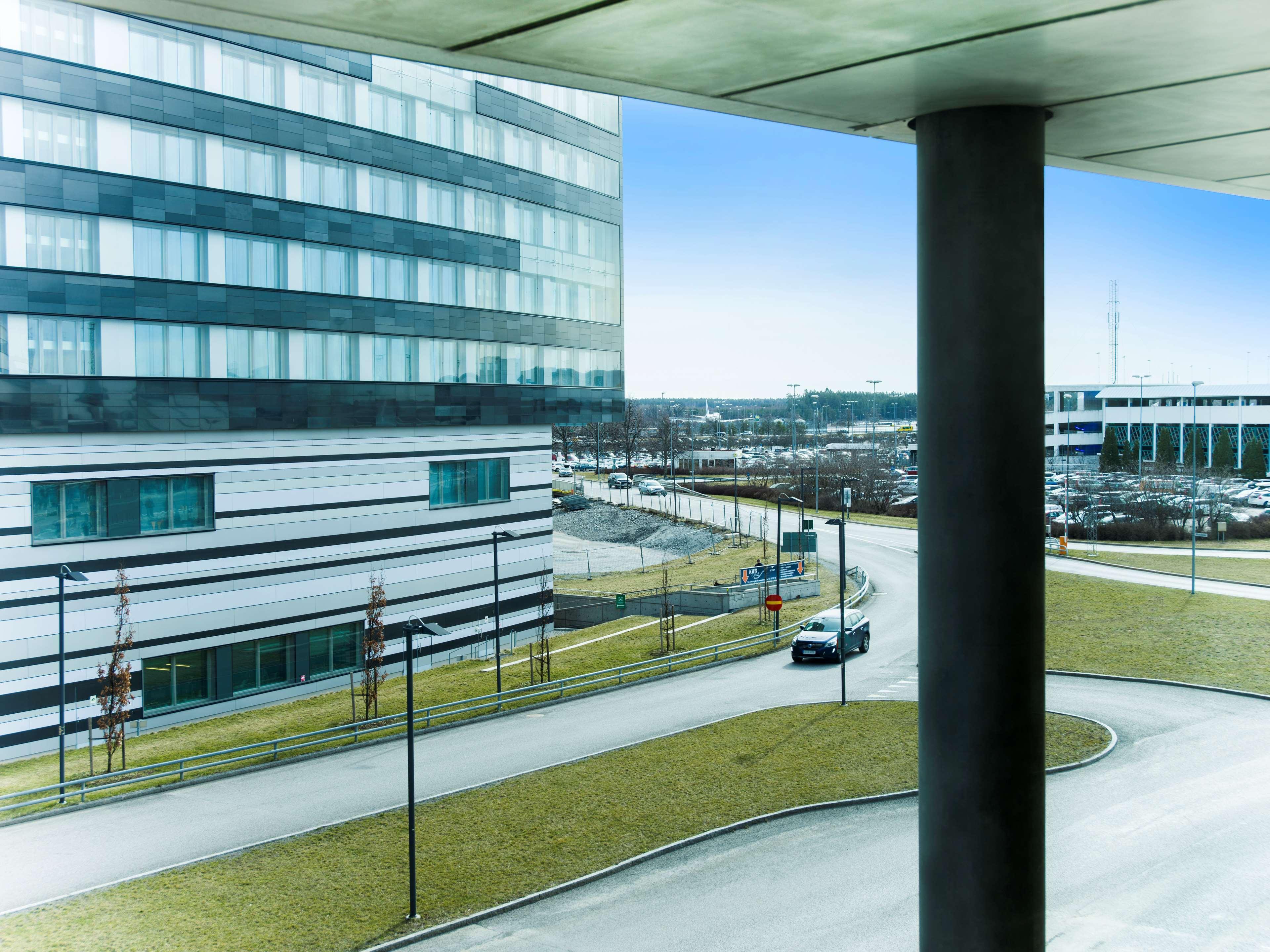 Radisson Blu Airport Terminal Hotel Arlanda Exterior photo "The building is located in the city of Jyväskylä, Finland. The building is a modern office building with a total area of 10,000 square meters. The building is equipped with a parking lot and a small parking garage. The building is a modern office bu