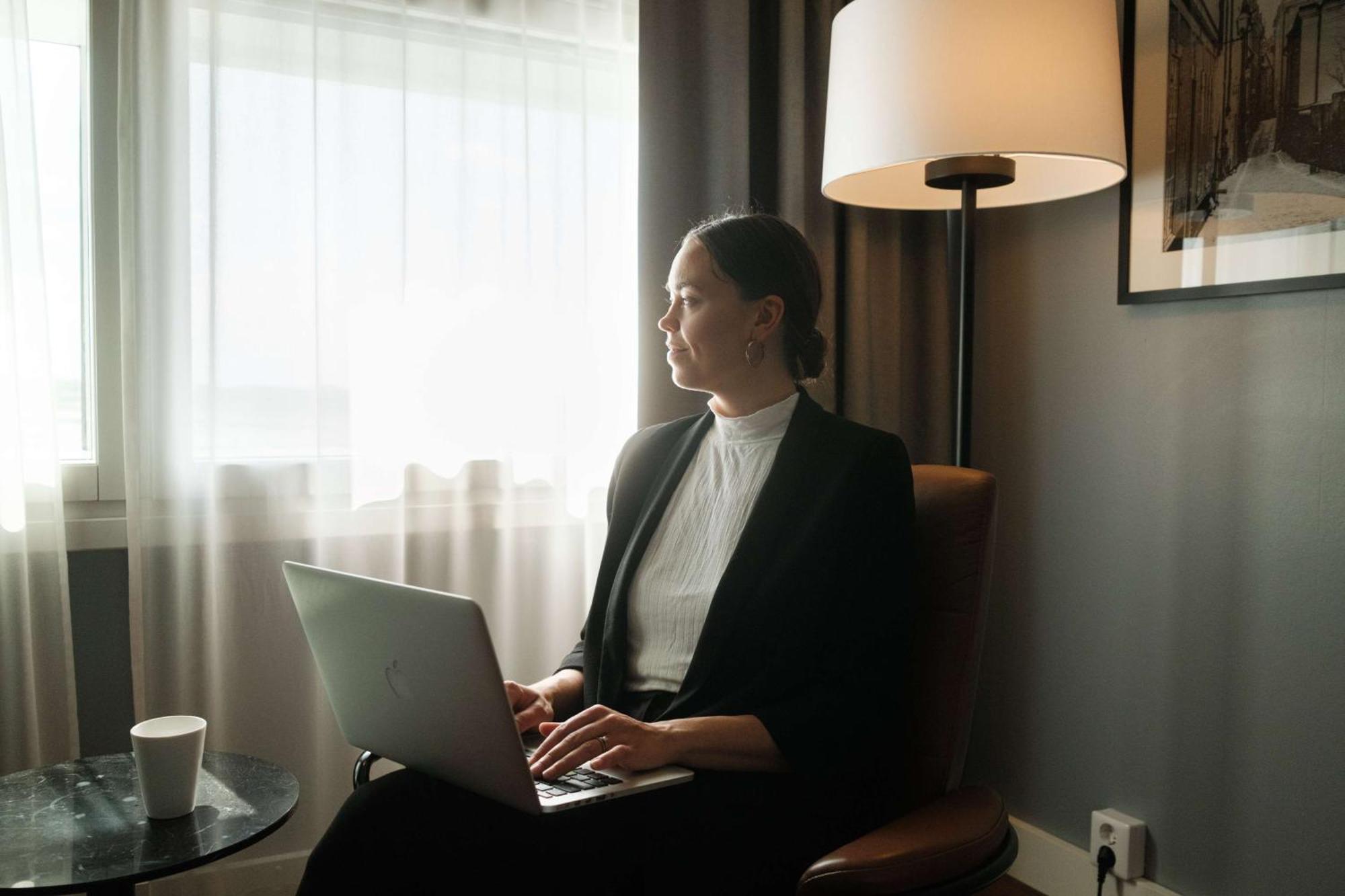 Radisson Blu Airport Terminal Hotel Arlanda Exterior photo A woman working on a laptop.