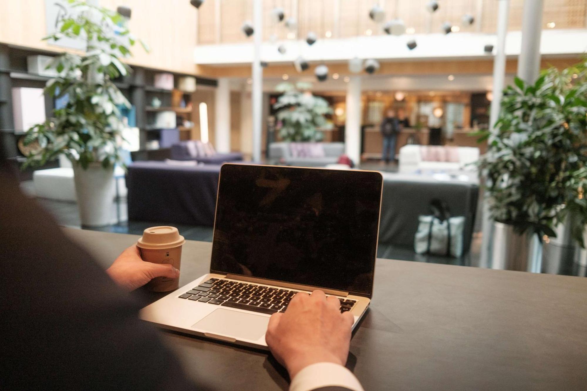 Radisson Blu Airport Terminal Hotel Arlanda Exterior photo A man working on a laptop.