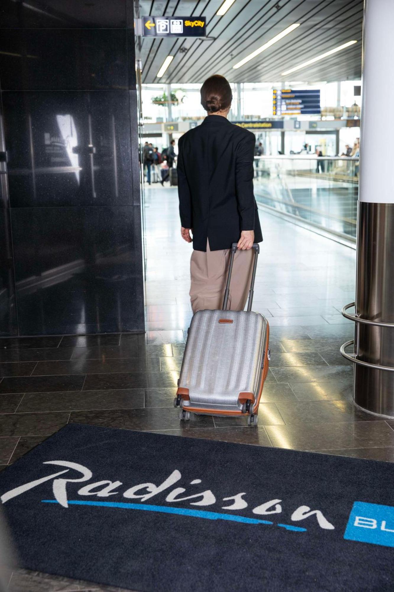 Radisson Blu Airport Terminal Hotel Arlanda Exterior photo Welcome to the Radisson Blu