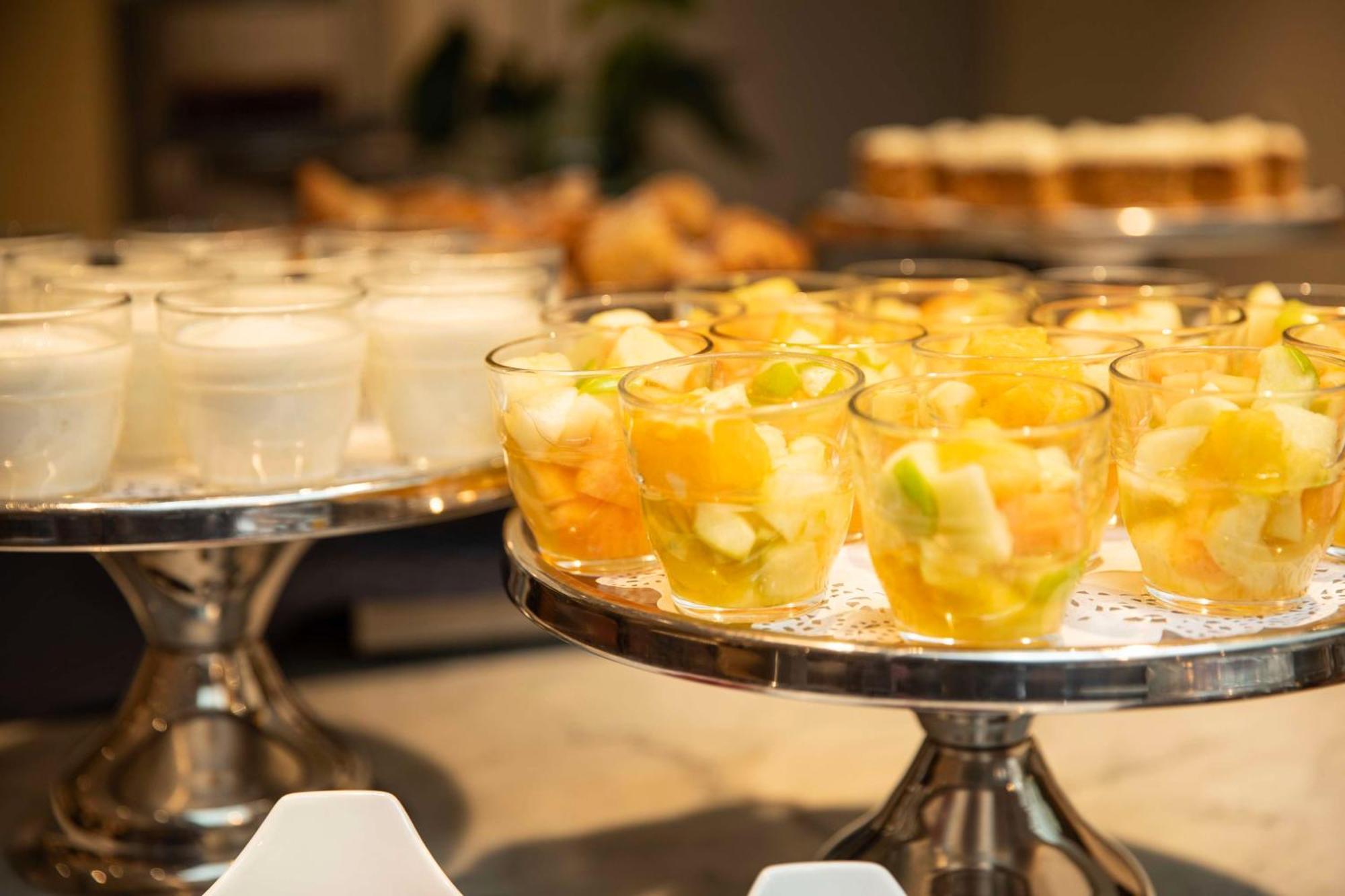 Radisson Blu Airport Terminal Hotel Arlanda Exterior photo Fruit salad
