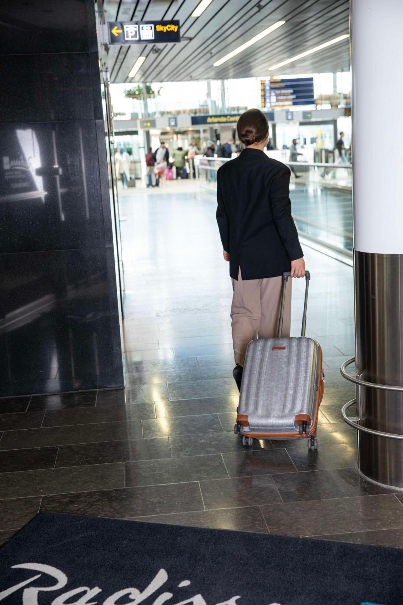 Radisson Blu Airport Terminal Hotel Arlanda Exterior photo A woman with a suitcase in an airport
